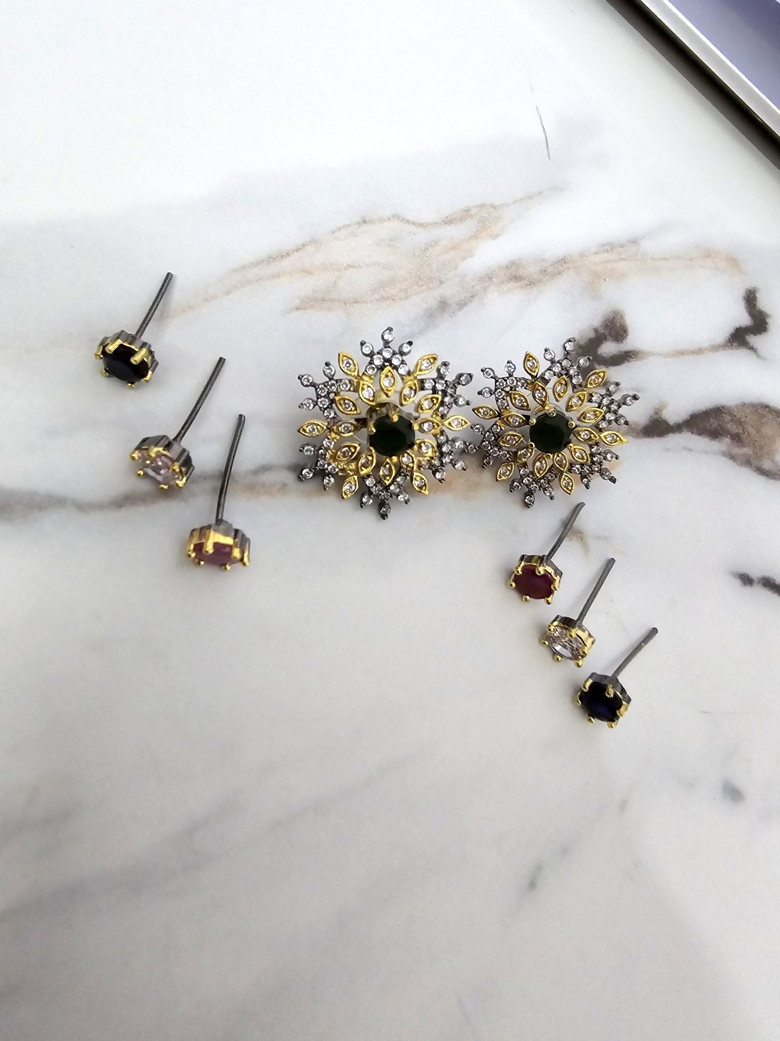 4 Color Interchangeable Dynamic Golden Black Studs