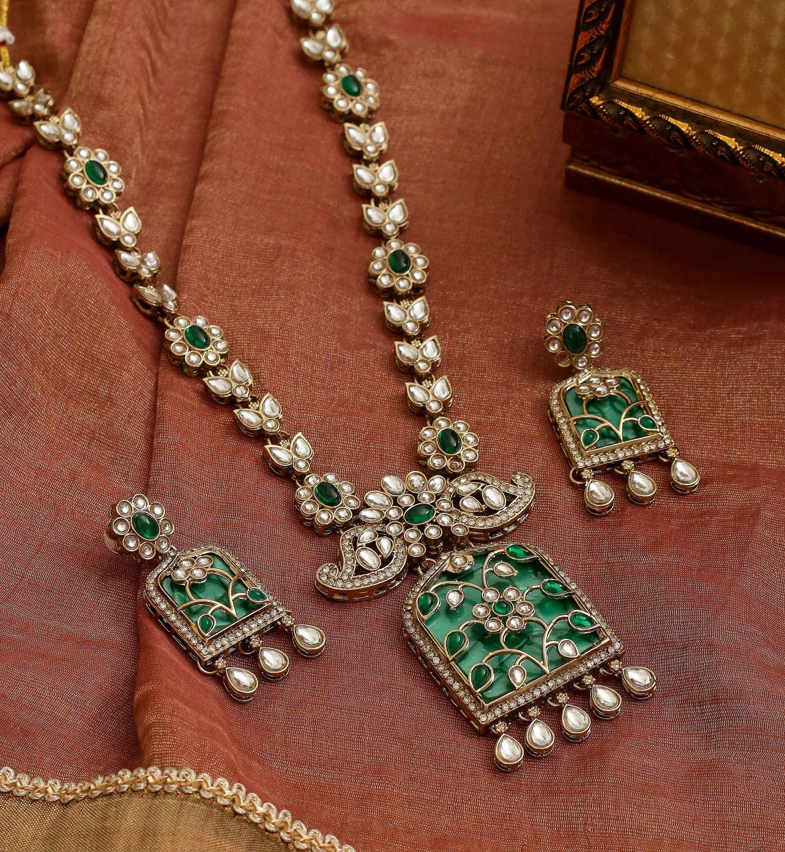 Rajmahal Kundan Neclace Set with Earrings