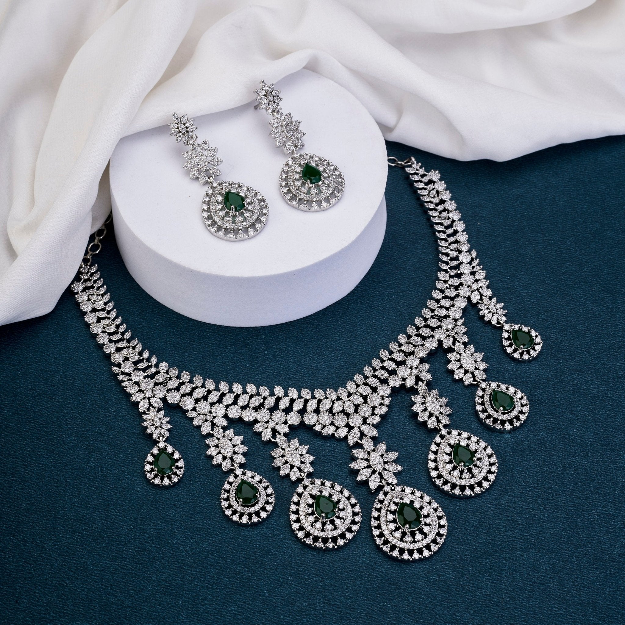 Emerald Majesty Pearl Necklace Set