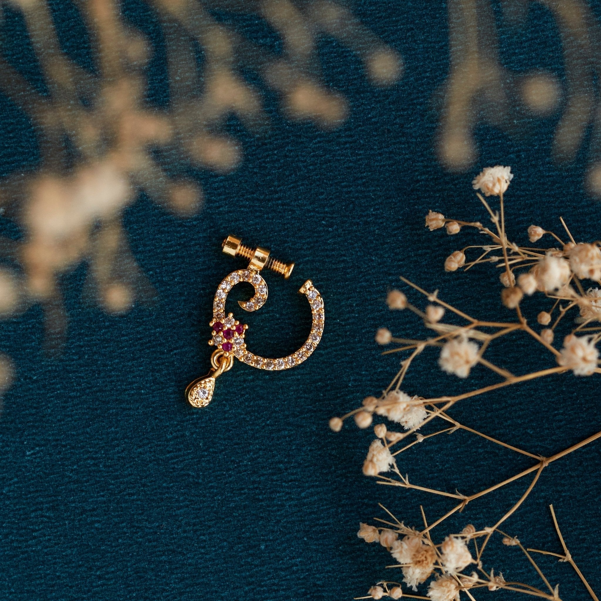 Imperial Golden Screw Nose Pin